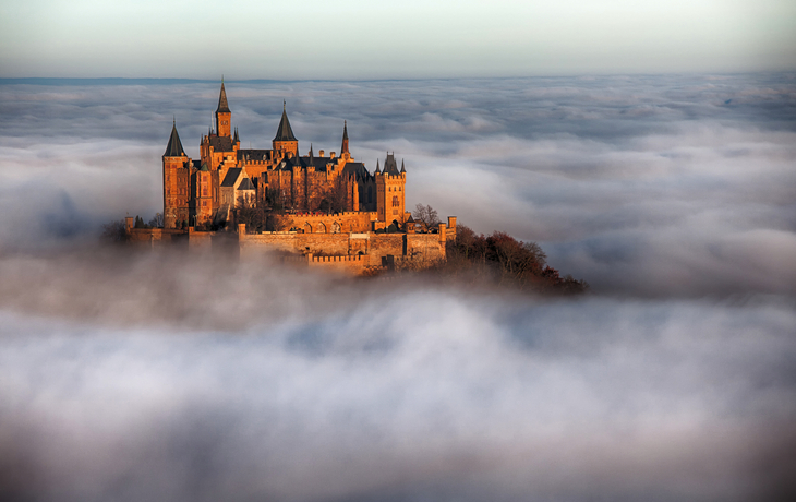 Burg Hohenzollern über den Wolken