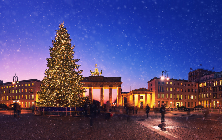 Brandenburger Tor in Berlin mit Weihnachtsbaum