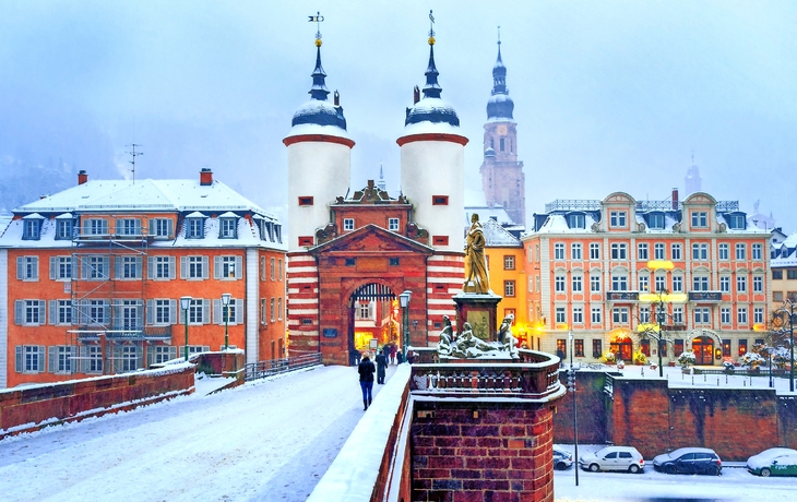 Barocke Altstadt von Heidelberg, Deutschland, im Winter