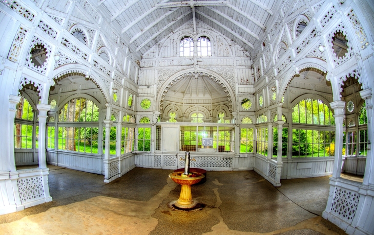 Hölzerner Pavillon der kalten Mineralwasserquelle Rudolf - Park in der kleinen westböhmischen Badekurortstadt Marianske Lazne (Marienbad) - Tschechische Republik