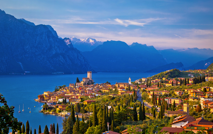 Stadt von Malcesine auf Gardasee-Skylineansicht