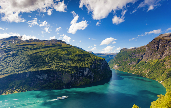 Blick von der Aussichtsplattform Ørnesvingen auf den Geirangerfjord, Norwegen