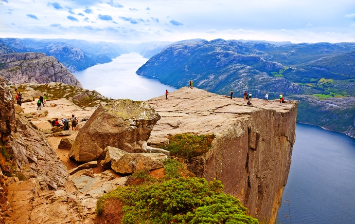 Predators Preikestolen in Fjord Lysefjord - Norwegen