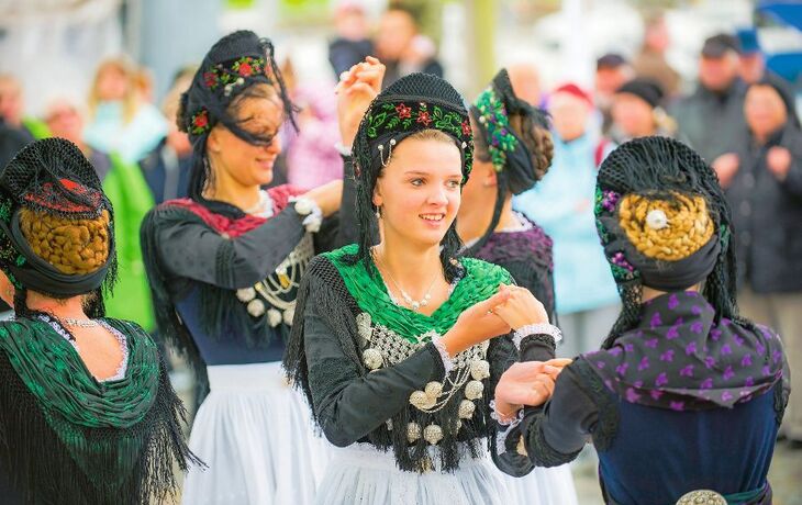 Frauen in typischen Trachten