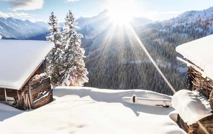 Sonnenaufgang über Skihütten im Skigebiet Mayrhofen im Zillertal