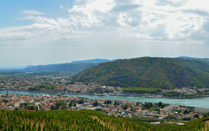 Blick auf Tournon-sur-Rhône und Tain-l'Hermitage