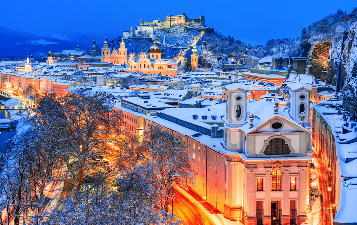 Winteransicht der historischen Stadt Salzburg mit der berühmten Festung Hohensalzburg