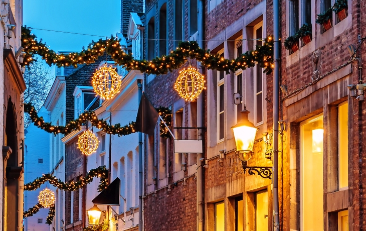 Einkaufsstraße mit Weihnachtsbeleuchtung in der Innenstadt von Maastricht