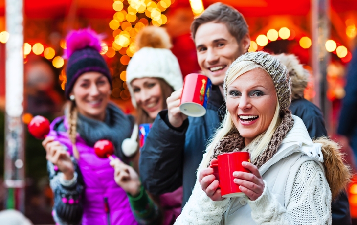 Freunde, Glhwein und Kandispfel auf Weihnachtsmarkt